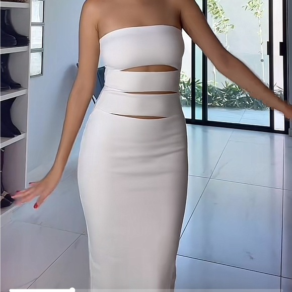 CUT OUT MAXI DRESS
M | WHITE
REF. 5584/173 - Picture 2 of 6